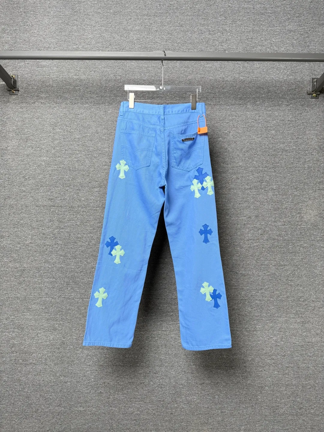 P270 💰 (Top version) CHROME HEARTS 25ss dopamine light blue cross-over leather washed jeans - Full of exploring the ultimate in fashion, Chrome Hearts' new Chrome Hearts pants not only present a unique style, the fresh ice blue color looks particularly youthful and energetic. The mid-high waist design is paired with a lazy and casual style, which not only shows long legs but also maintains a casual feel. It is a must-have fashion choice for trendy men and trendy women. Color: Dopamine light blue Size: 28-30-32-34 (corresponds to S-M-L-XL)